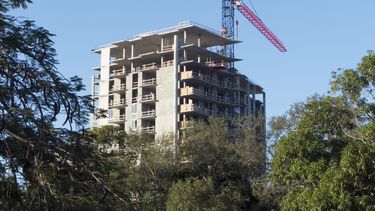 Los hogares están gravemente sobrecargados por los costos.