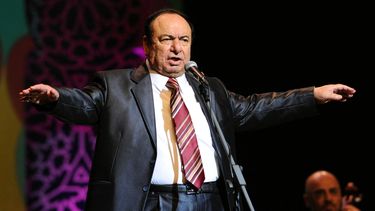 En esta foto de archivo tomada el 13 de mayo de 2010, el cantante sirio Sabah Fakhri actúa en el festival Angham min al-Sharq (Sonidos de Arabia) en Abu Dhabi. Fakhri murió a la edad de 88 años en la capital siria, Damasco, el 2 de noviembre de 2021.