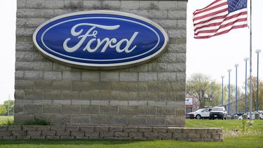 Logo de Ford en una de sus plantas de fabricación y montaje en Estados Unidos.