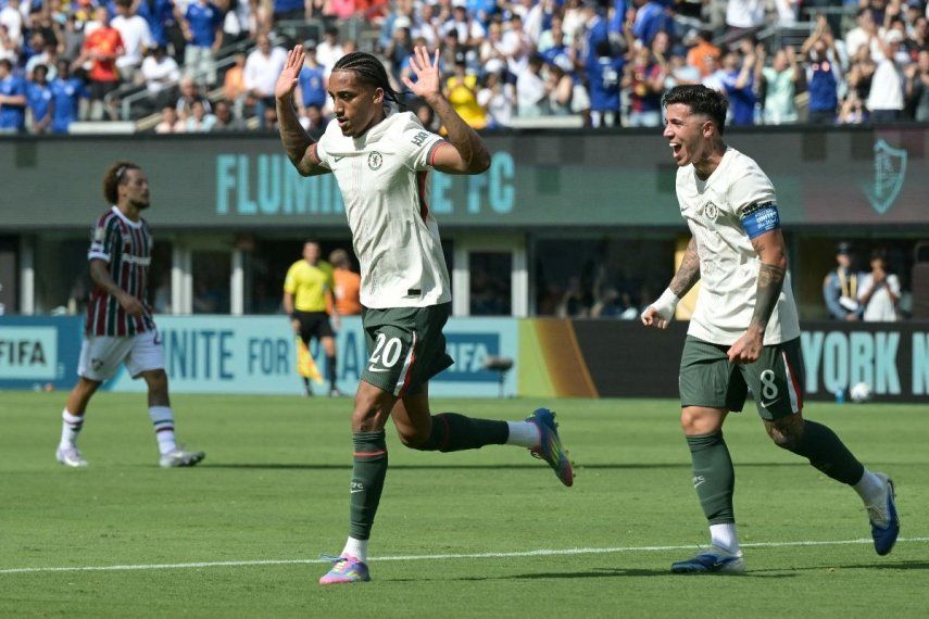 El delantero brasileño #20 del Chelsea, Joao Pedro, celebra el segundo gol de su equipo durante el partido de semifinales de la Copa Mundial de Clubes de la FIFA 2025 ante el Fluminense de Brasil en el estadio MetLife en East Rutherford, Nueva Jersey el 8 de julio de 2025.