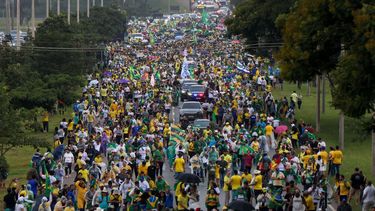 &nbsp;Partidarios del diputado federal brasileño Nikolas Ferreira y del expresidente Jair Bolsonaro caminan durante una marcha en Brasilia el 25 de enero de 2026.