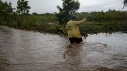 Un hombre cruza una zona inundada por las lluvias en Nicaragua.