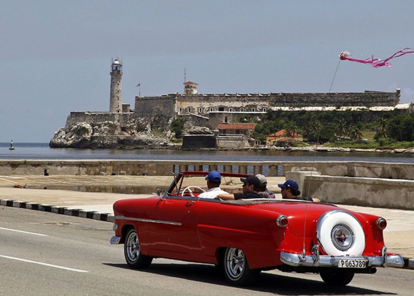 Carros antiguos de la época del capitalismo todavía ruedan por las calles de La Habana.