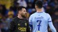Lionel Messi y Cristiano Ronaldo cruzan caminos durante el encuentro amistoso en el que ambos participaron en Arabia Saudita. Lionel Messi y Cristiano Ronaldo cruzan caminos durante el encuentro amistoso en el que ambos participaron en Arabia Saudita.
