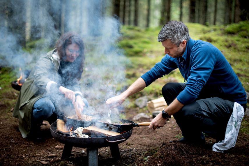 Cocinar con lo que ofrece la naturaleza, eso es algo que adoran hacer los suecos. Y, s&iacute;, de ser posible, sin mucho despliegue y al aire libre.