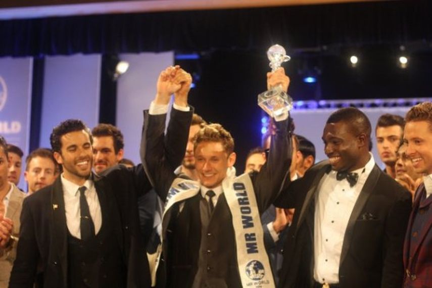 El danés Nicklas Pedersen Mister Mundo 2014, a la derecha el nigeriano Emmanuel Ifeanyi Ikubese quien obtuvo el segundo lugar y, a la izquierda, quien ganó el tercer lugar,el Mexicano José Pablo Minor  (Foto Facebook Mr World 2014)
