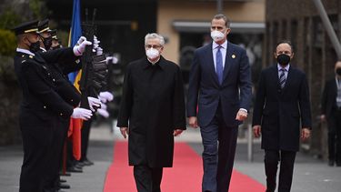 (De L) El copríncipe de Andorra y obispo de Urgell Joan-Enric Vives Sicilia I, el rey Felipe VI de España y el jefe de Gobierno de Andorra Xavier Espot revisan una guardia de honor durante la llegada de jefes de Estado para la XXVII Iberoamericana Cumbre en Andorra la Vella en Andorra el 20 de abril de 2021. &nbsp;