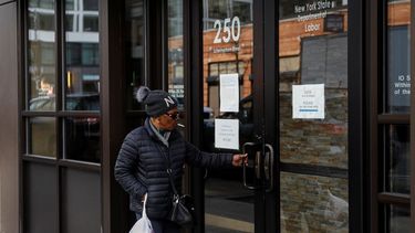 Visitantes no consiguen acceso al Departamento del Trabajo debido a cierres causados por el coronavirus, el miércoles, 18 de marzo del 2020, en Nueva York. 