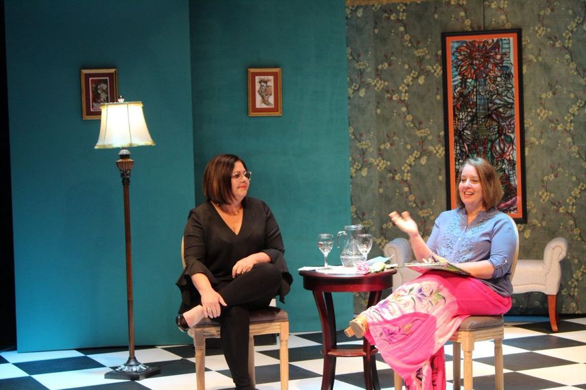 Mireya junto a Nitsy durante la lectura de varios poemas.&nbsp;