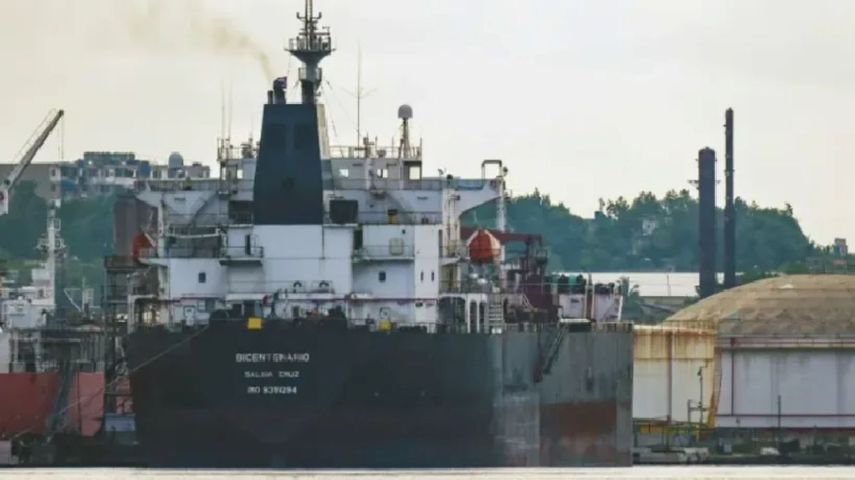 El tanquero mexicano Bicentenario frente a la refinería Ñico López de La Habana el 8 de junio.
