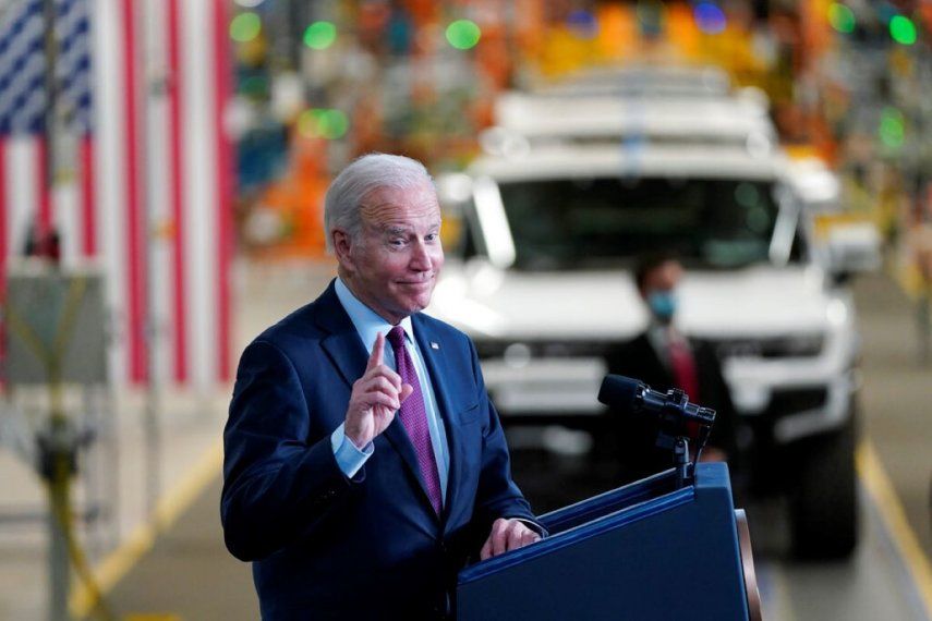 El presidente Joe Biden habla sobre los vehículos eléctricos en una planta de Ford en Michigan.