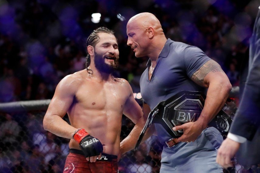 Jorge Masvidal (izquierda) saluda al actor Dwayne The Rock Johnson luego de conseguir una victoria sobre Nate Díaz en el evento de UFC 244.