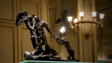 Esta fotografía muestra la escultura de bronce LAge mur (La edad madura) del escultor francés Camille Claudel (1864-1943), en una subasta en Orleans el 16 de febrero de 2025.