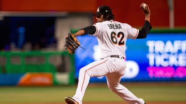 Ureña (3-10), que no ganaba desde el 15 de junio, solo permitió un hit en la primera entrada y aunque otorgó cuatro bases por bolas, logró ponchar a cinco. No triunfaba en el Marlins Parks desde septiembre de 2017.