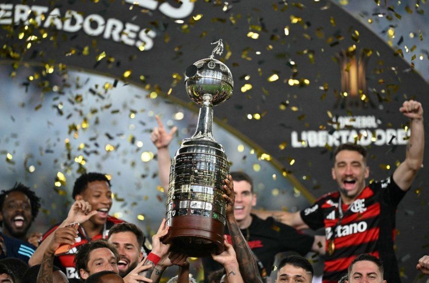 Los jugadores de Flamengo levantan el trofeo tras ganar la final de la Copa Libertadores 2025&nbsp;