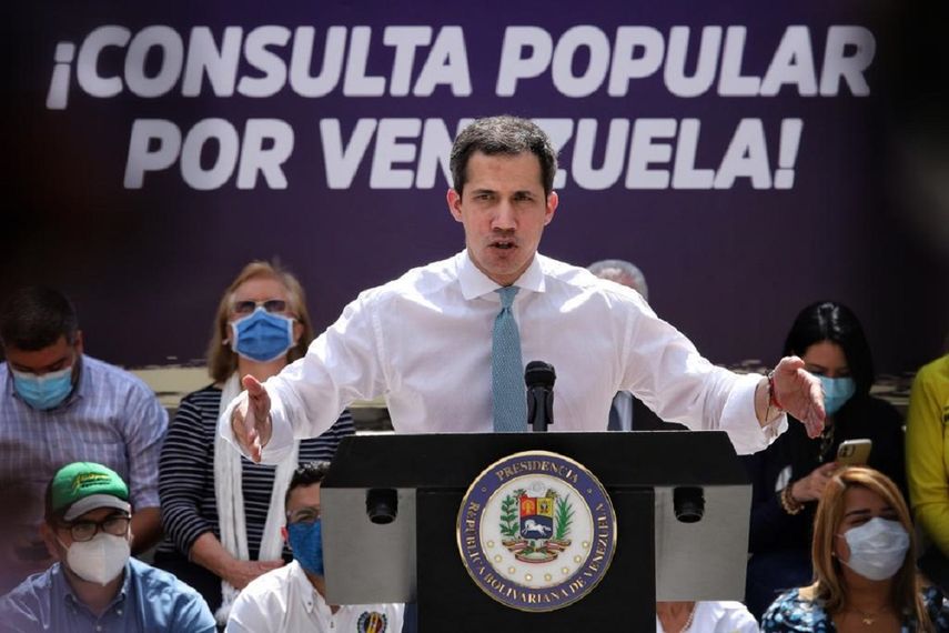 En el mensaje que Guaidó dio a los venezolanos en el cierre de campaña de la Consulta Popular, destacó la valentía que han demostrado en estos años de lucha y en especial el pasado 6 de diciembre, al no hacerse partícipes del fraude de la dictadura a pesar de las amenazas y chantajes.