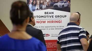 Fotograf&iacute;a&nbsp;del 18 de septiembre de 2019 de varias personas que hacen una fila para solicitar informaci&oacute;n respecto a vacantes de trabajo durante una feria de empleo en Miami.&nbsp;