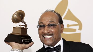 El músico Duke Fakir sostiene el premio a su trayectoria en la 51ª edición de los premios Grammy en Los Ángeles el 8 de febrero de 2009.