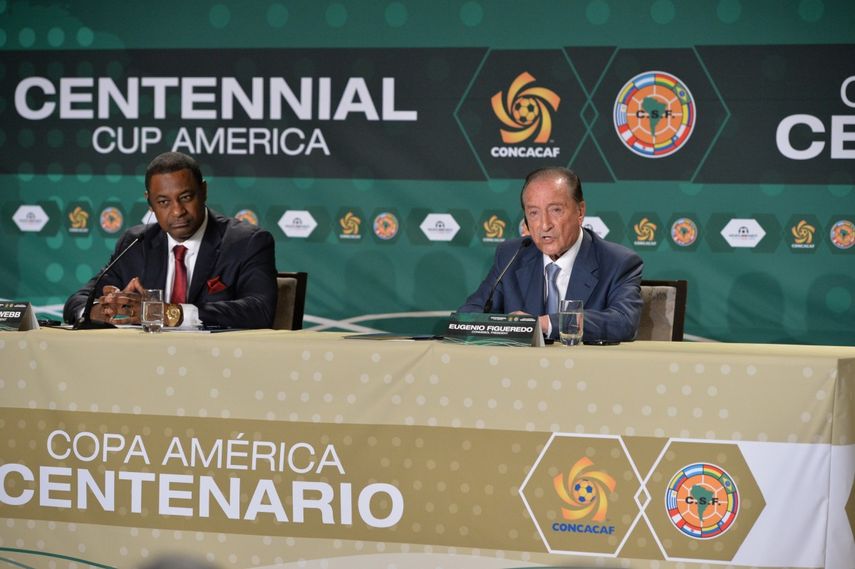 Jeffrey Webb, presidente de CONCACAF y Eugenio Figueredo, presidente de CONMEBOL junto a la mítica Copa América. (ÁLVARO MATA)