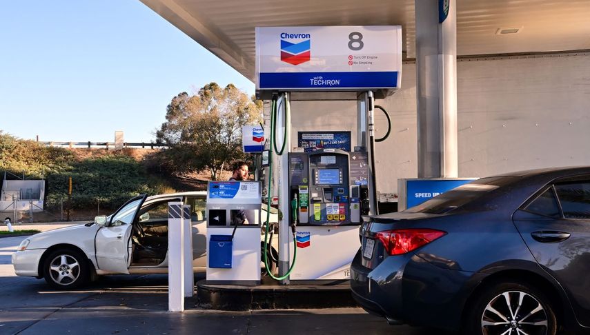 Conductores ponen combustible a sus autos en una gasolinera.&nbsp;