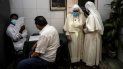 Dos monjas se retiran de una habitación tras ser vacunadas contra el COVID-19, en La Habana, Cuba. Dos monjas se retiran de una habitación tras ser vacunadas contra el COVID-19, en La Habana, Cuba.
