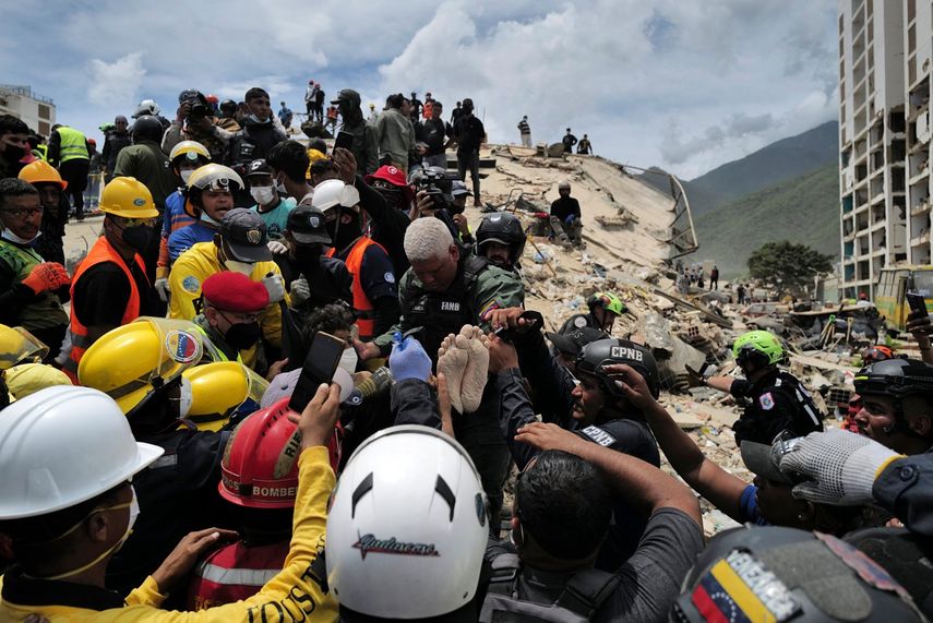 Siguen las labores de rescate en Caraballeda, Venezuela, mientras aumentan los desaparecidos
