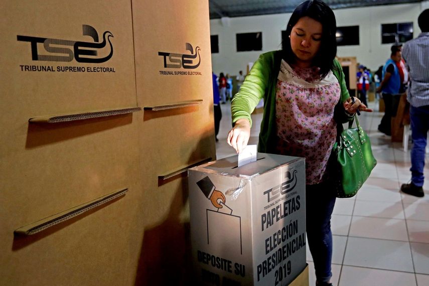 Los primeros salvadoreños votan en el Centro Internacional de Ferias y Convenciones en San&nbsp;Salvador.