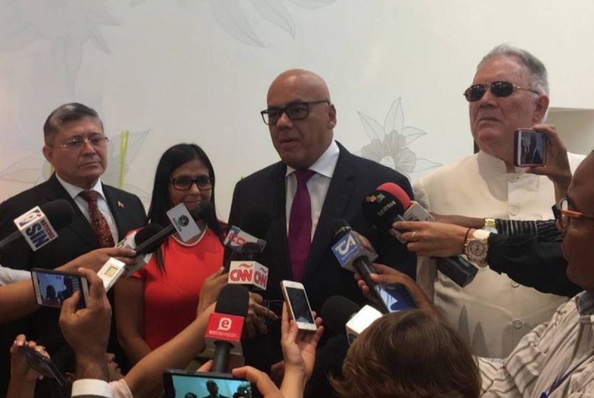 La delegación del régimen está integrada por Jorge Rodríguez, quien es  ministro de Comunicación; Delcy Rodríguez, presidenta de la oficialista  Asamblea Nacional Constituyente (ANC) y el chavista Elías Jaua.