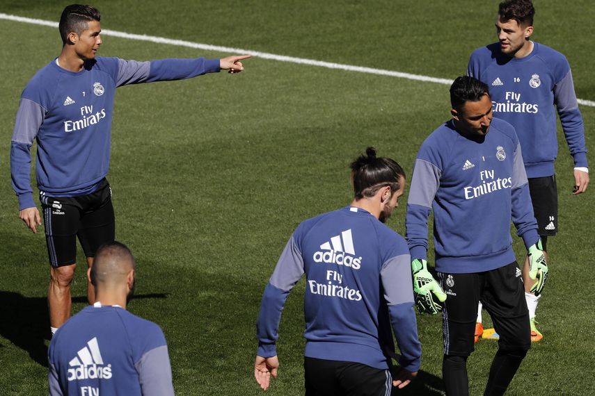 (De izquierda a derecha) Los jugadores del&nbsp;Real&nbsp;Madrid&nbsp;Cristiano Ronaldo, Karim Benzema, Gareth Bale, Keylor Navas y Mateo Kovacic, durante el entrenamiento que ha realizado este martes la plantilla en Valdebebas.&nbsp;