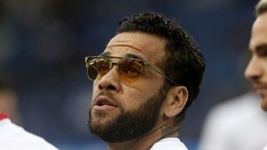 daniel alves vista a la seleccion brasilena antes de partido contra serbia