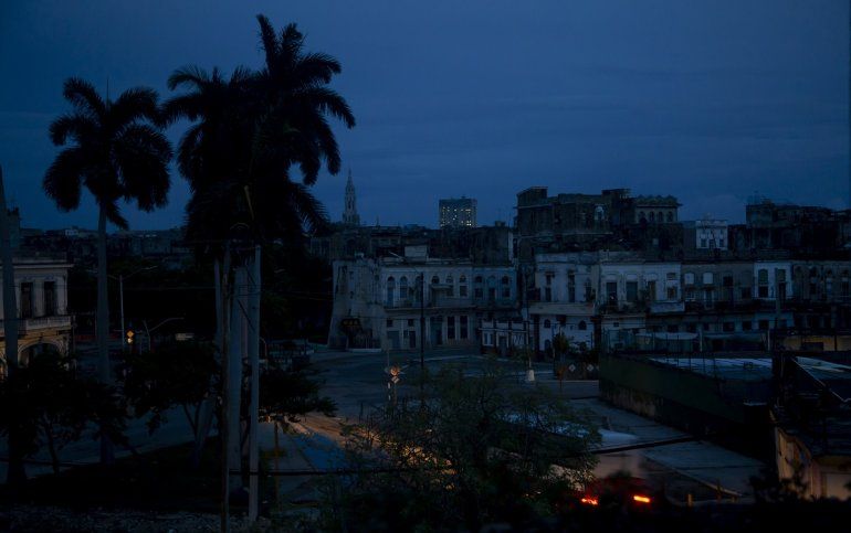 Un vecindario permanec a oscuras durante un apagón provocado por el paso del huracán Ian en La Habana, Cuba, la madrugada del miércoles 28 de septiembre de 2022. El huracán Ian dejó sin electricidad a toda la isla. 