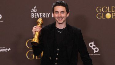 Timothée Chalamet posa con el Goden Globe al mejor actor, por su rol en la película Marty Supreme. &nbsp;