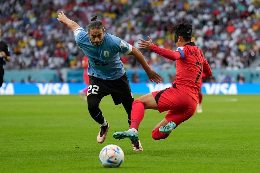 El uruguayo Martín Cáceres (izquierda) y el surcoreano Son Heung-min durante el partido por el Grupo H del Mundial en Al Rayán, Catar, el jueves 24 de noviembre de 2022.