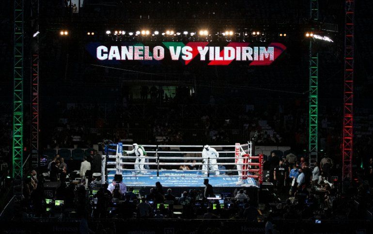 Esta foto del folleto publicada por Matchroom muestra el anillo siendo desinfectado antes del evento principal, Canelo vs Yildirim en el Hard Rock Stadium en Miami Gardens, Florida, el 27 de febrero de 2021. 