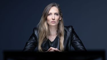 La exmodelo francesa Juliette G. posa durante una sesión de fotos en París el 10 de marzo de 2026.