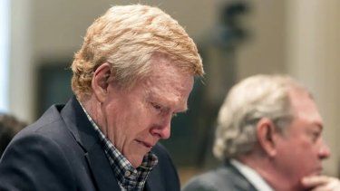 El acaudalado abogado Alex Murdaugh llora durante el juicio por el asesinato de su esposa e hijo.