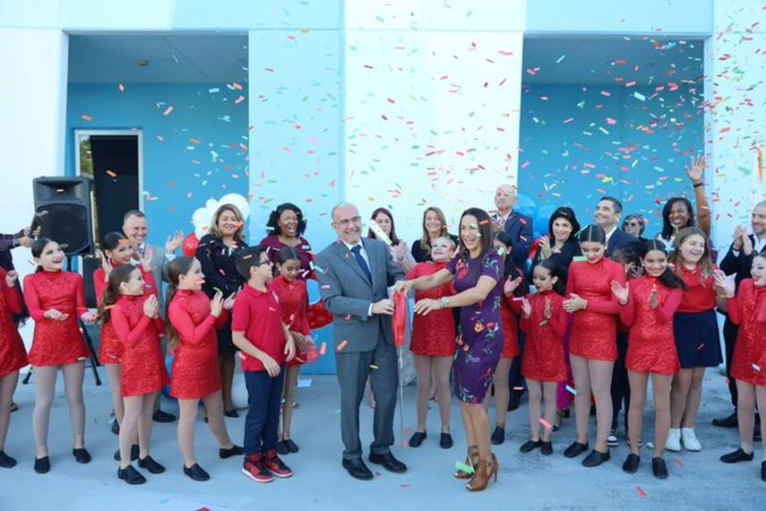 José Dotres junto a la directora Dr. Christina M. Ravelo de Palm Springs North Elementary School y estudiantes durante la inauguración de un centro escolar.