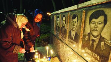 Ucranianos encienden velas en el memorial de de las víctimas del desastre nuclear.