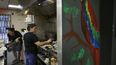 La salvadoreña Anna López (zq) y la hondureña María Erazo trabajando en la cocina de un restaurante de Chelsea, Massachusetts.
