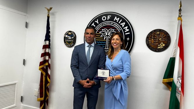 La alcaldesa de Zaragoza, Natalia Chueca, recibe las Llaves de Miami.&nbsp;