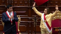 Dina Boluarte (R) saluda a los miembros del Congreso después de ser juramentada como nueva presidenta horas después de que el expresidente Pedro Castillo fuera acusado en Lima, el 7 de diciembre de 2022.&nbsp;
