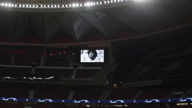En foto del miércoles 25 de noviembre del 2020 una imagen de Diego Maradona en el Wanda Metropolitano durante el encuentro de la Liga de Campeones entre el Atlético de Madrid y el Lokomotiv Moscú.