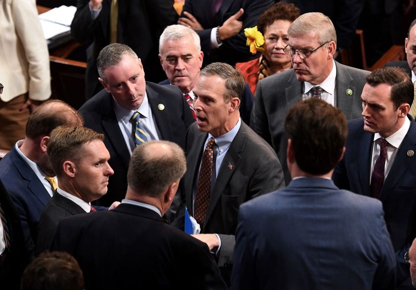 Legisladores republicanos dialogan antes de la quinta votación en la Cámara de Representantes en Washington.