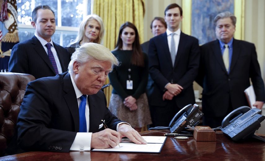 Trump durante la firma de dos órdenes ejecutivas para resucitar los polémicos proyectos de los oleoductos Keystone XL y Dakota Access durante un acto en la Casa Blanca, Washington, Estados Unidos.