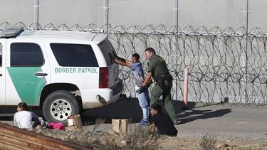 Solicitantes de asilo hondureños son detenidos por la Patrulla Fronteriza cuando intentaban pasar hacia San Diego, California.