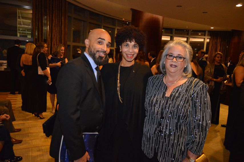 David y Linda Freeman con Silvia Smith- Torres, directora ejecutiva de His House Childrens Home