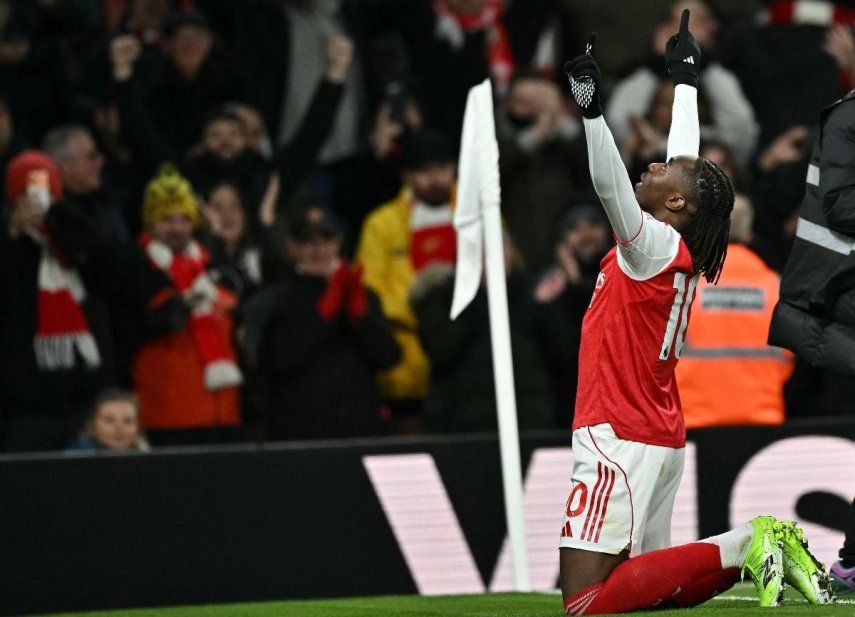 Eberechi Eze, del Arsenal, celebra tras anotar el tercer gol de su equipo en un partido, el 23 de noviembre de 2025.