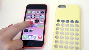 Miembros de la prensa revisan el martes el Nuevo iPhone 5C, que fue presentado durante una conferencia en Cupertino, California.