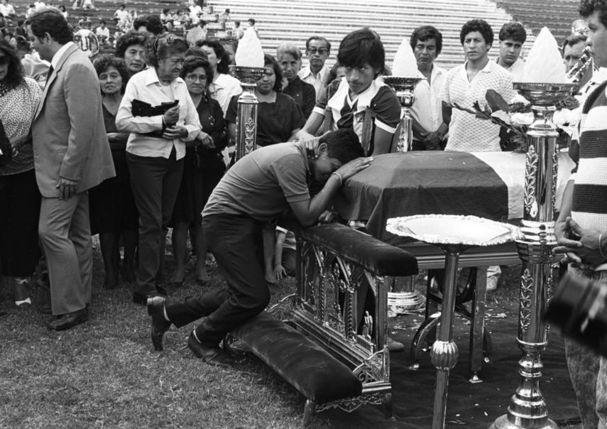 El 8 de Diciembre de 1987, el conjunto &nbsp;peruano de Alianza Lima tomó un vuelo chárter que cayó al mar, falleciendo todos los integrantes de la escuadra blanquiazul