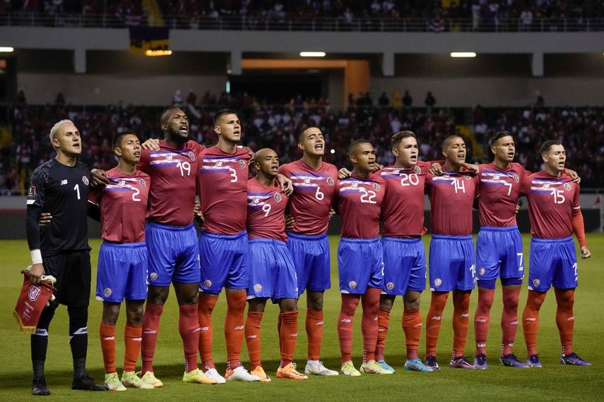 Los jugadores de Costa Rica cantan el himno nacional previo al partido contra Estados Unidos por las eliminatorias del Mundial, el 30 de marzo de 2022. Los Ticos se jugarán el boleto ante Nueva Zelanda, mientras Perú se enfrentará a Australia en repechaje